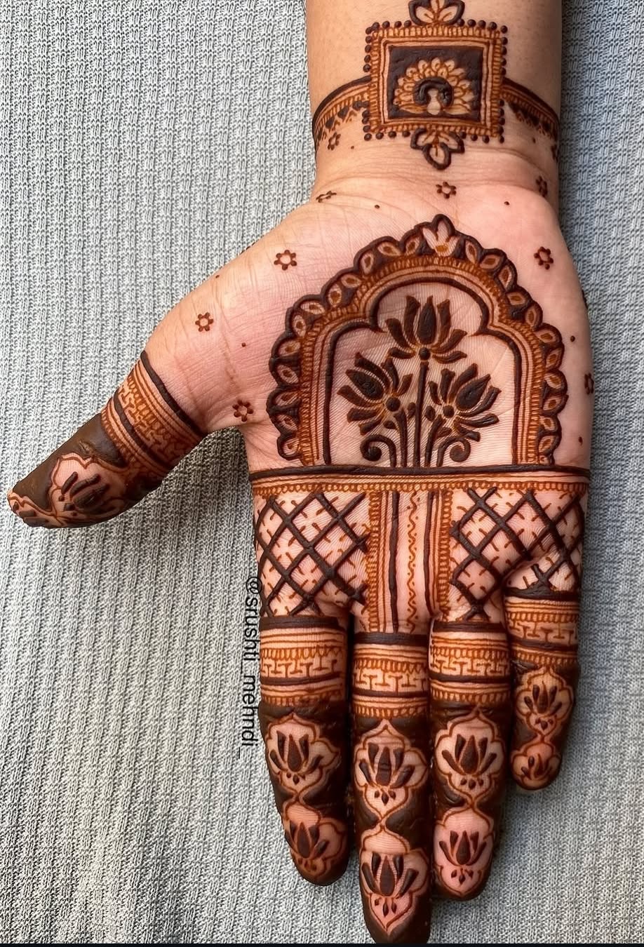 simple mehndi design photo front hand