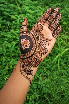simple mehndi design photo front hand