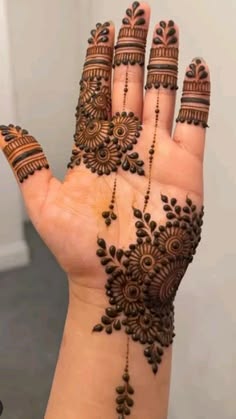 simple mehndi design photo front hand