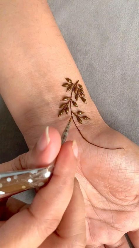 simple mehndi design photo front hand