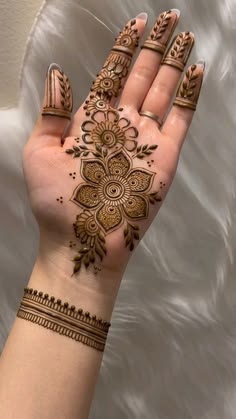 simple mehndi design photo front hand