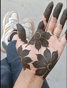 simple mehndi design photo front hand