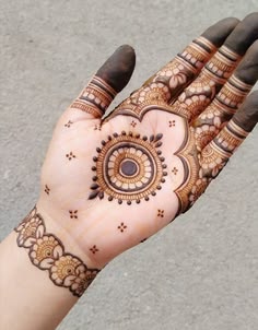 simple mehndi design photo front hand