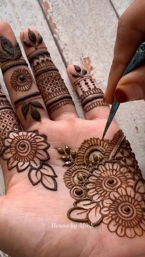 simple mehndi design photo front hand