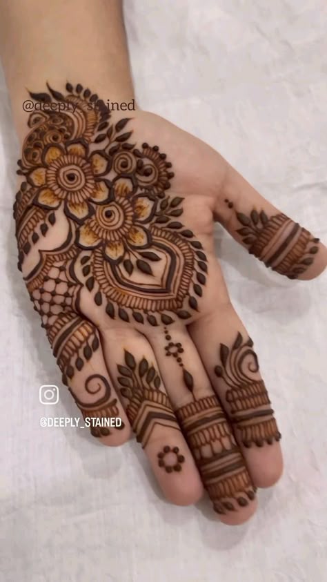 simple mehndi design photo front hand