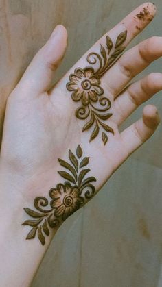 simple mehndi design photo front hand