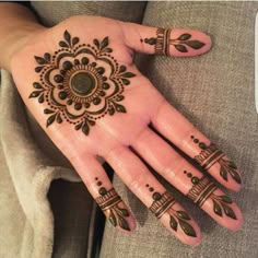 simple mehndi design photo front hand