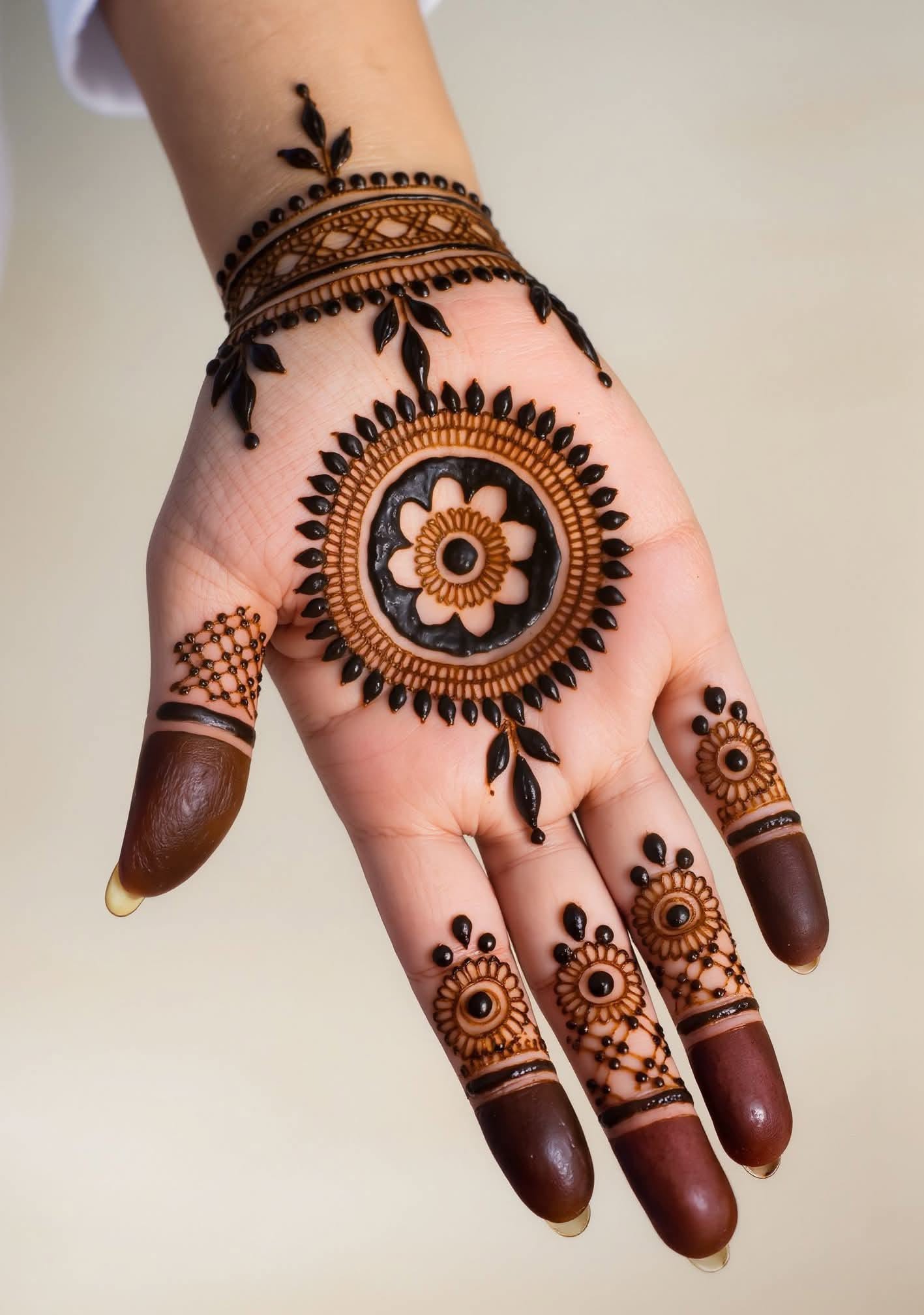 simple mehndi design photo front hand