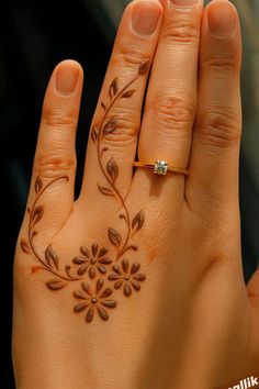stylish simple mehndi design