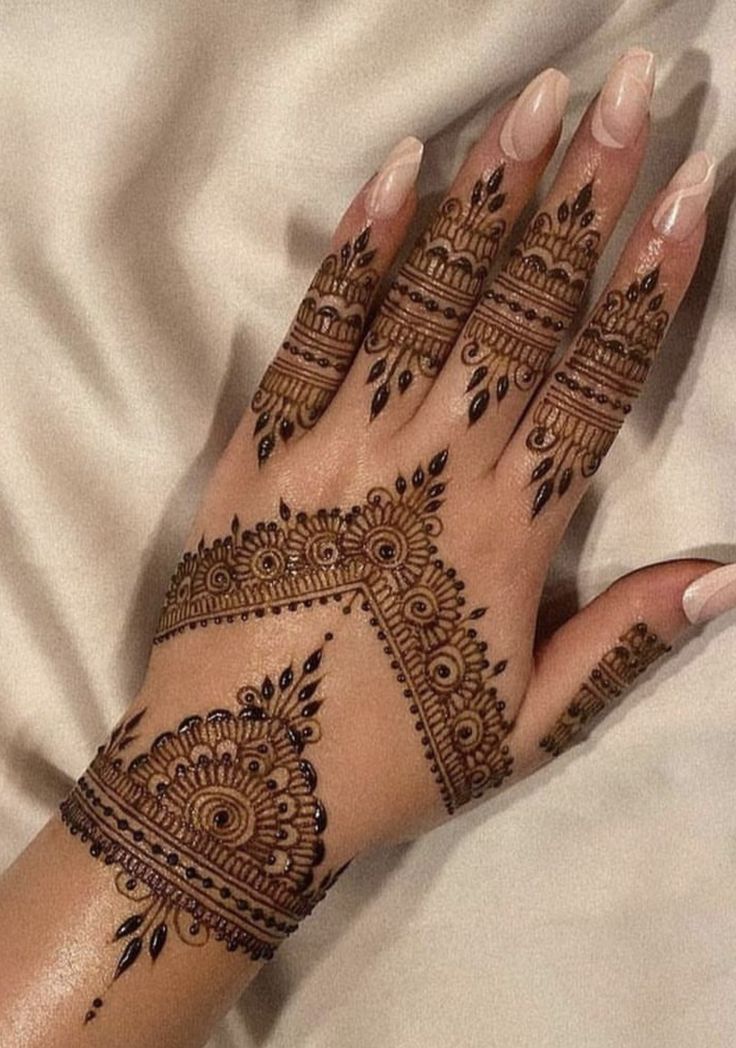 stylish stylish back hand mehndi design