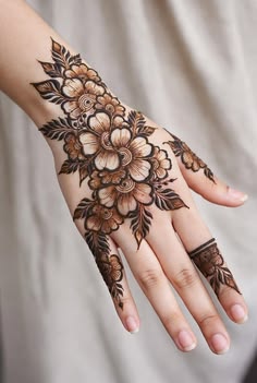 stylish stylish back hand mehndi design