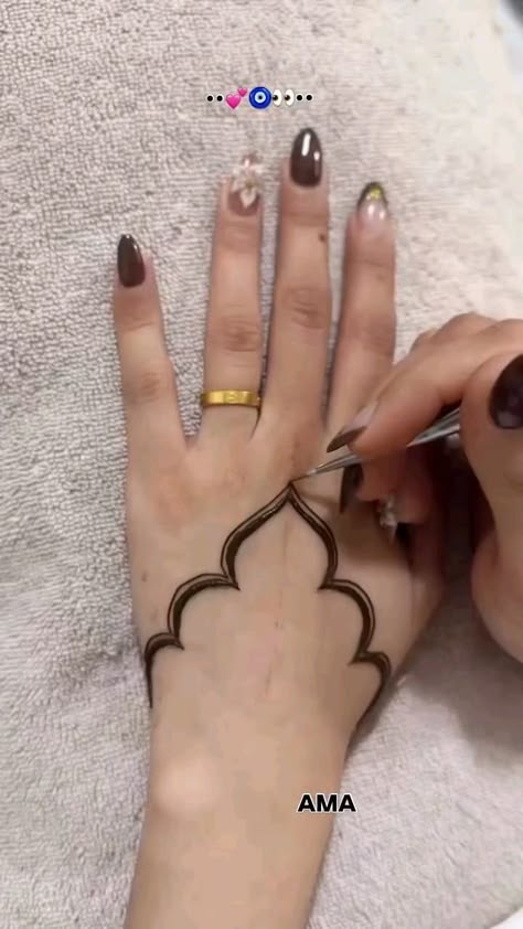 stylish stylish back hand mehndi design