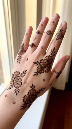 stylish stylish back hand mehndi design