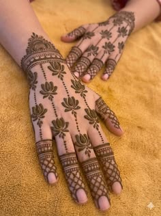 stylish stylish back hand mehndi design