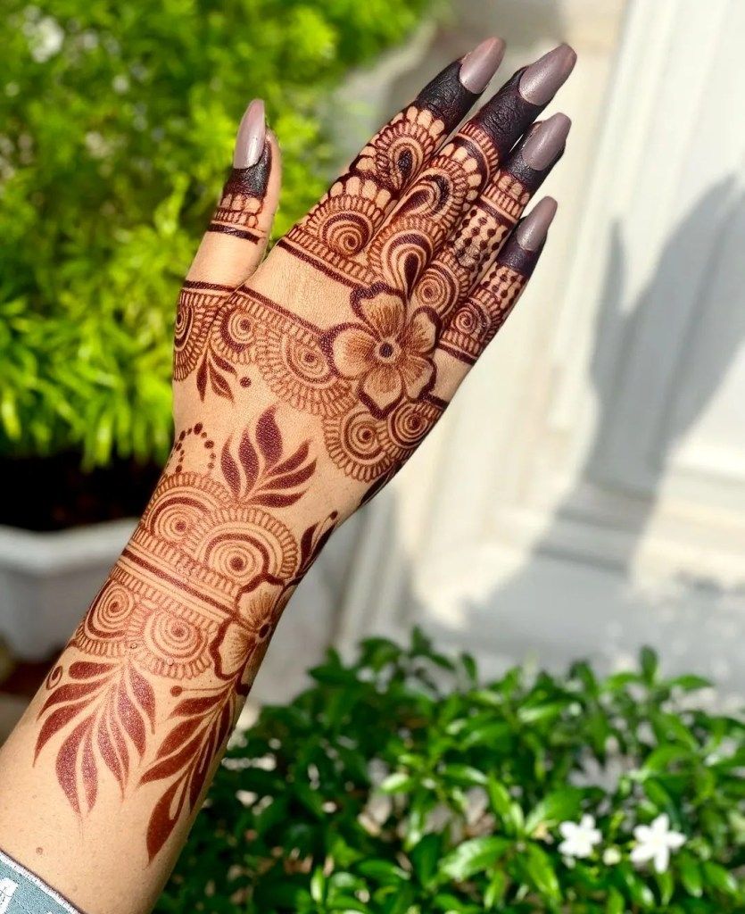 stylish stylish back hand mehndi design