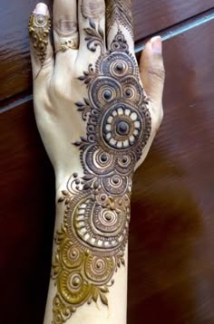 stylish stylish back hand mehndi design