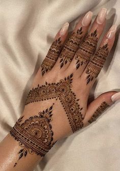 stylish stylish back hand mehndi design