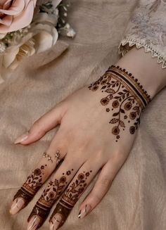stylish stylish back hand mehndi design