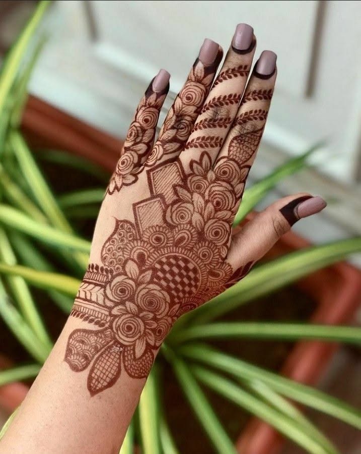 stylish stylish back hand mehndi design